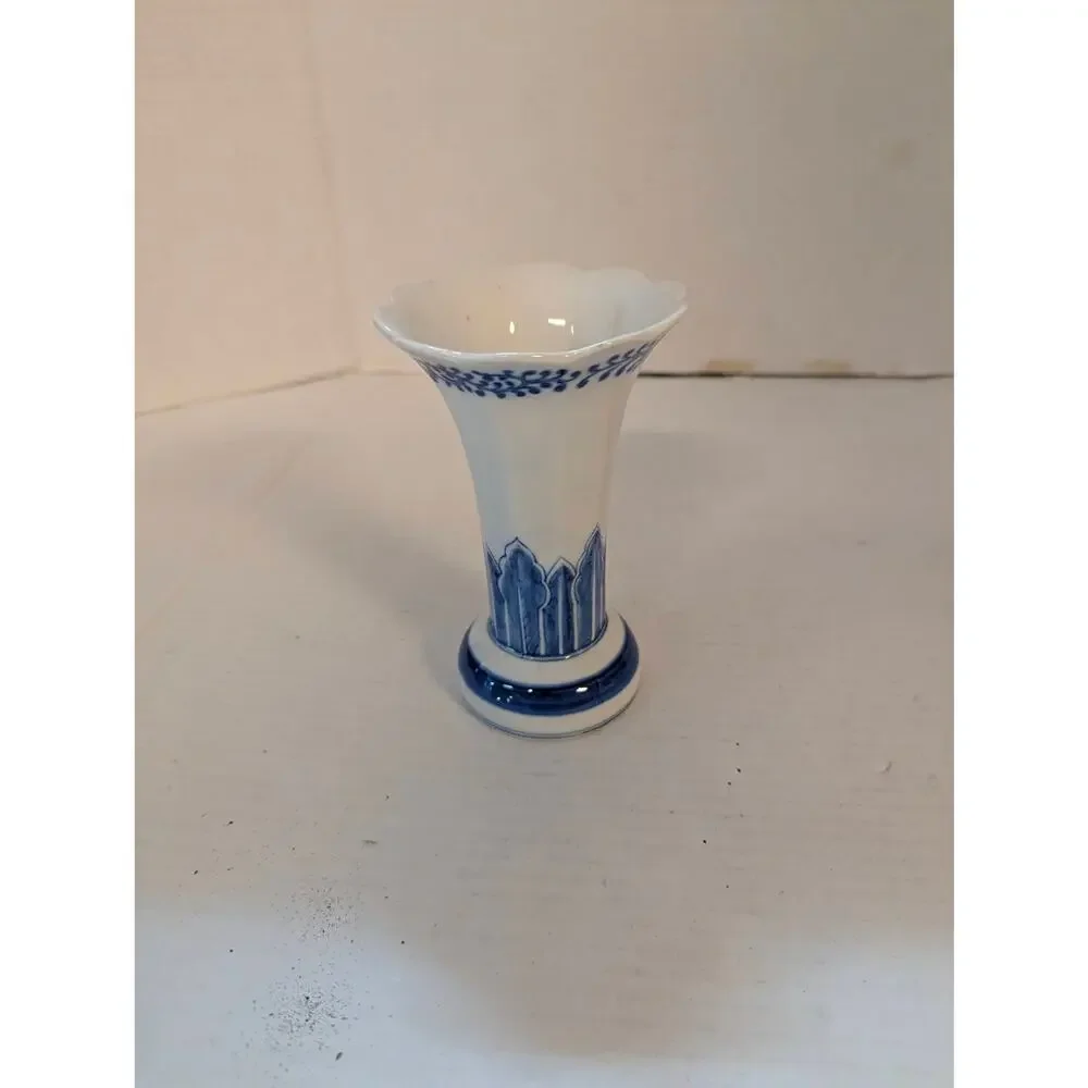 Vintage Blue and White Porcelain Flared Scalloped Trumpet Vase Thailand 6.25